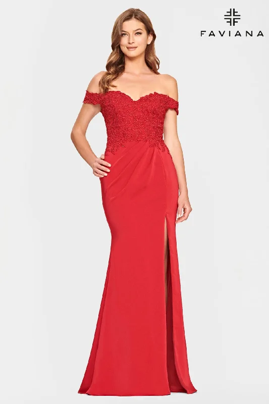 Off-Shoulder Gown Long Strapless Dress With Lace Applique Bodice And Pleated Skirt In Extended Sizes